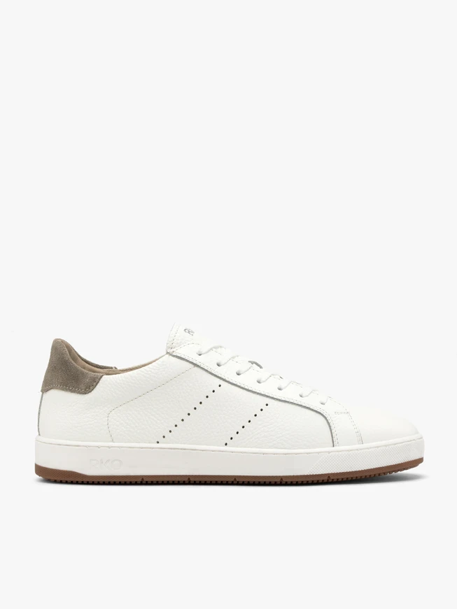 White sporty shoes with two-tone sole