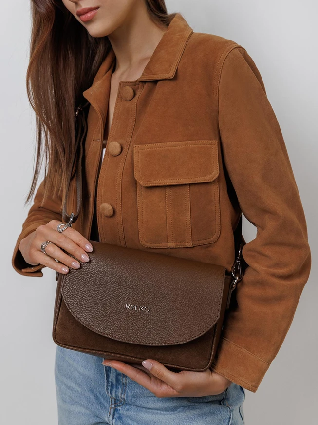 Kleine braune Handtasche aus Vollnarbenleder und Velours