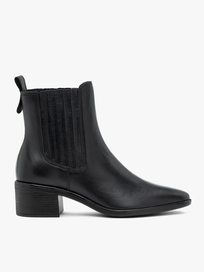 Black leather Chelsea boots with heel