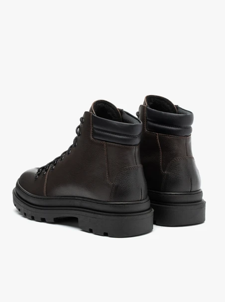 Dunkelbraune isolierte Stiefel