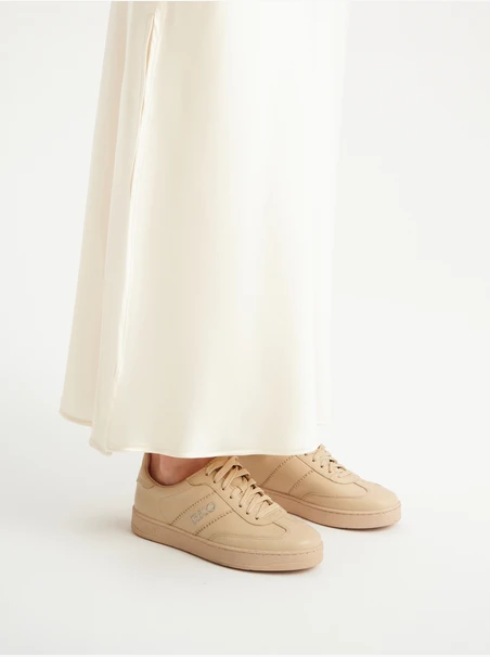 Beigefarbene Halbschuhe mit flacher Sohle