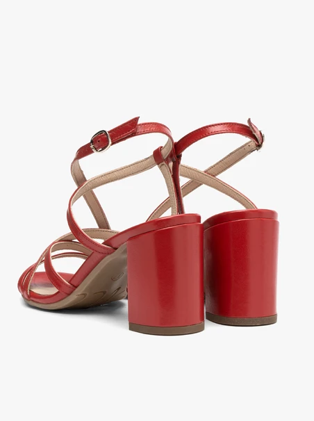 Rote Damensandalen mit kräftigem Absatz