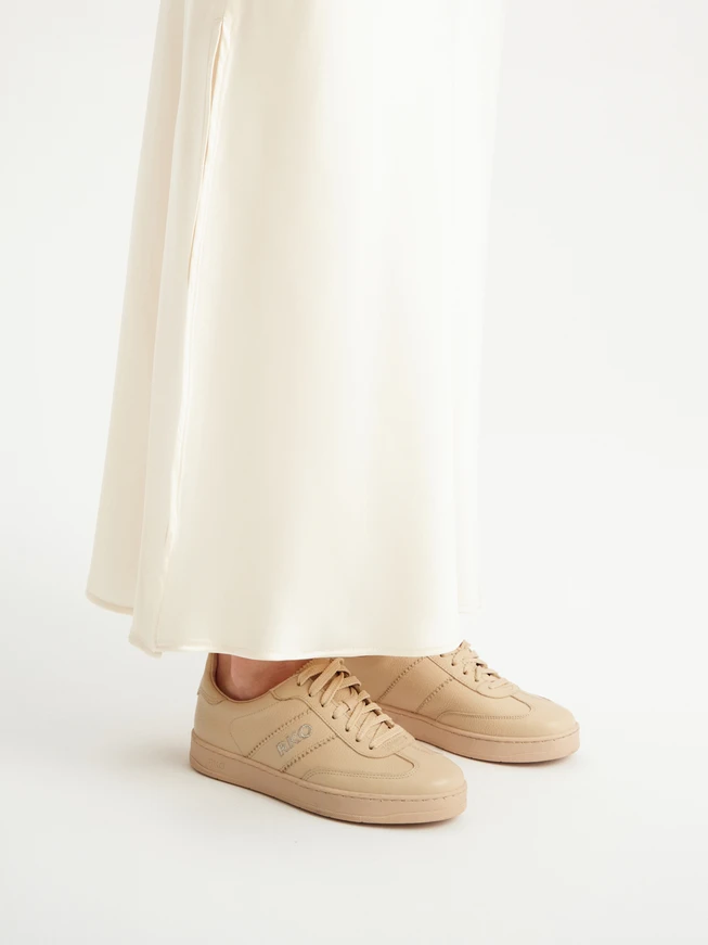 Beige flat shoes