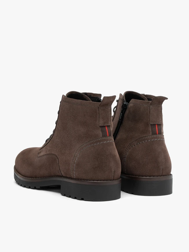 Isolierte braune Schafsfellstiefel