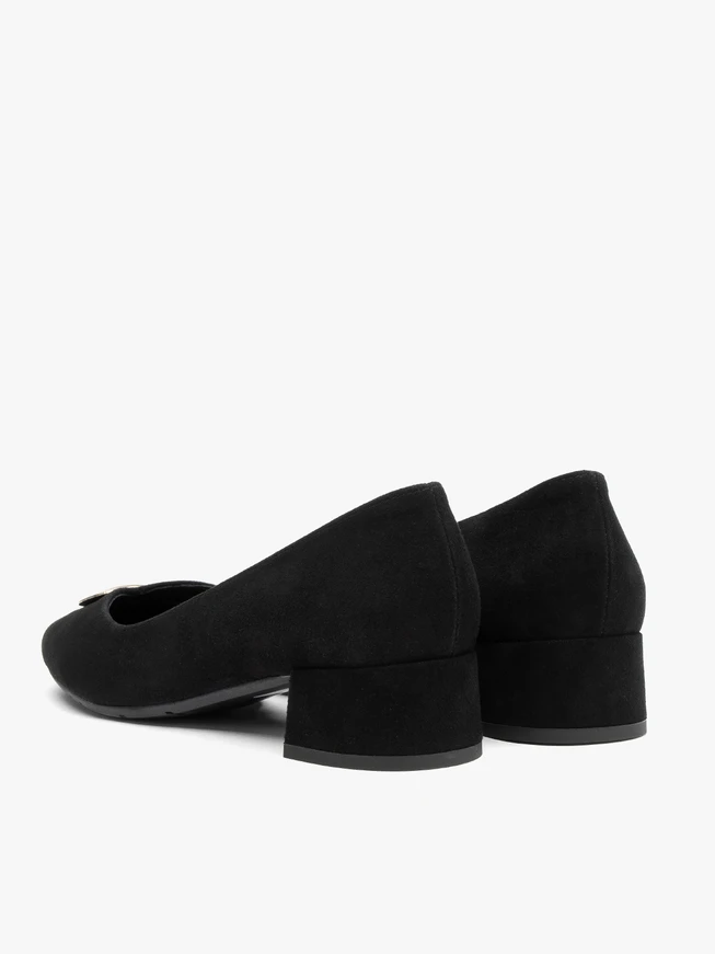 Schwarze Velours-Pumps mit Verzierung am unteren Schaft