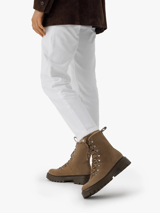Graue Velours-Schneestiefel