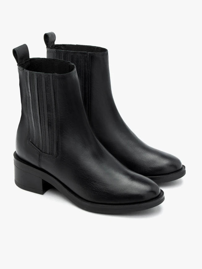 Black leather Chelsea boots