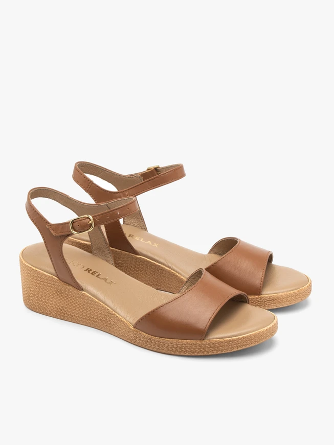 Hellbraune Damen-Sandalen mit niedrigen Absätzen