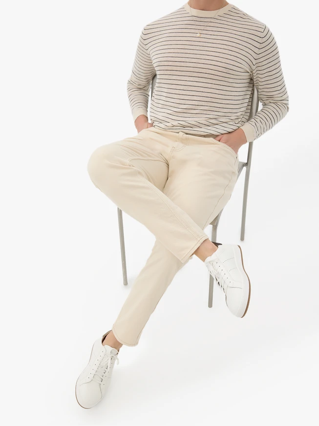 White sporty shoes with two-tone sole