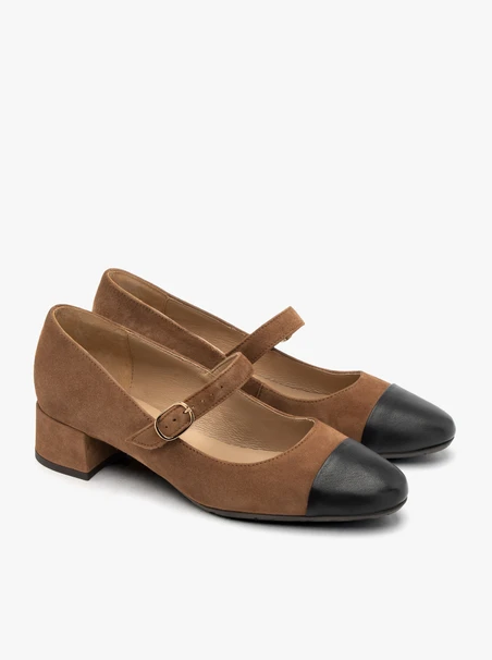 Braune Pumps mit schwarzer Stiletto-Spitze