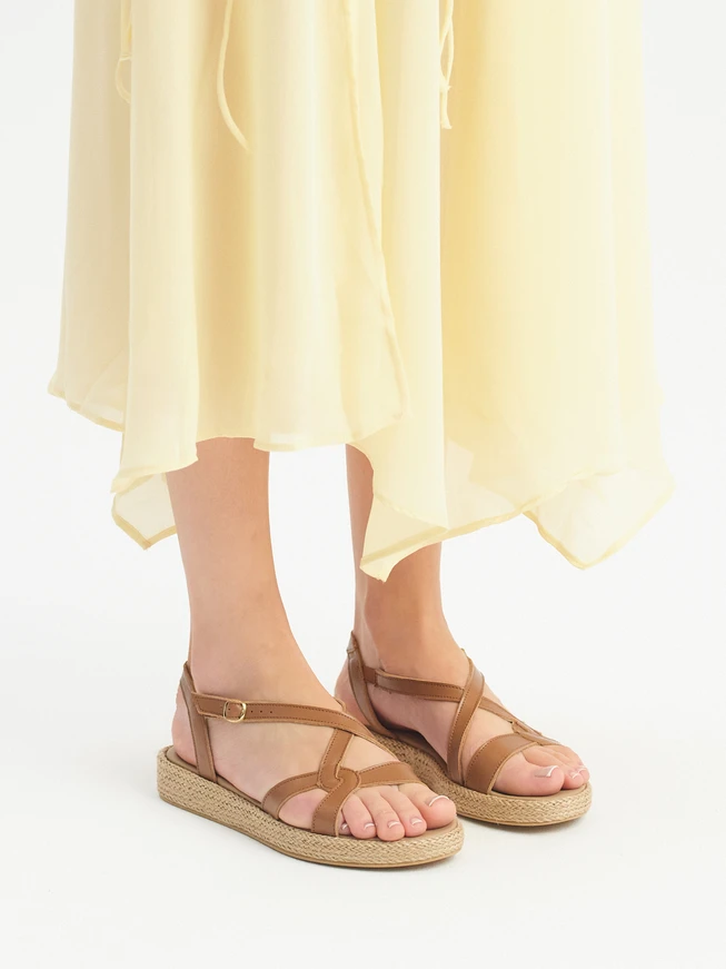 Hellbraune Damensandalen mit Schnürsenkel