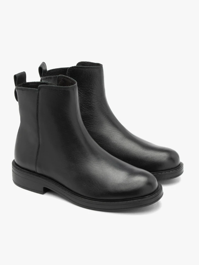 Schwarz genarbte Lederstiefel