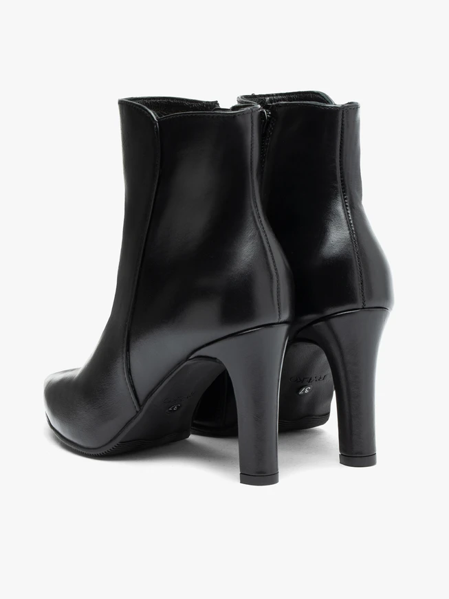 Schwarze Stiefel mit Absatz aus genarbtem Leder