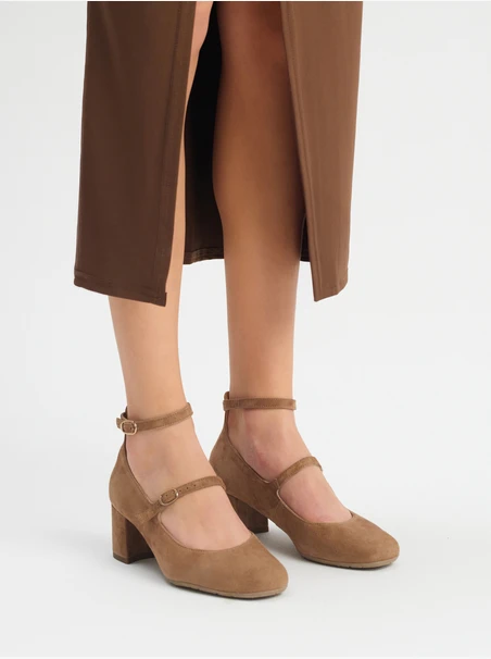Hellbraune Pumps mit zwei Riemen