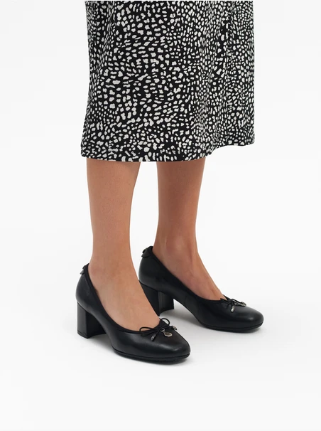 Schwarze Pumps mit Schleifenabsatz Blockabsatz
