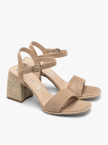 Beigefarbene Sandalen mit dekorativem, überzogenem Absatz