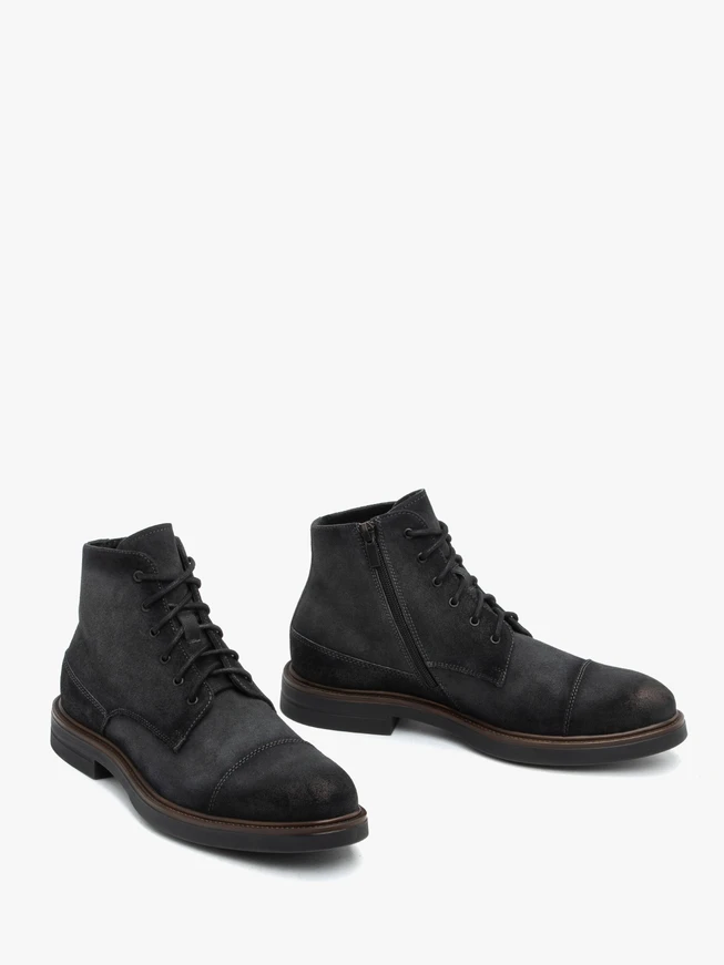 Graue Velourslederstiefel