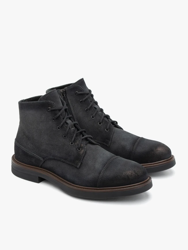 Graue Velourslederstiefel
