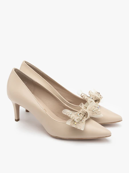 Beige pumps with detachable bow