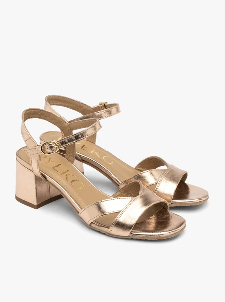 Platinfarbene Sandalen mit verziertem Schaft