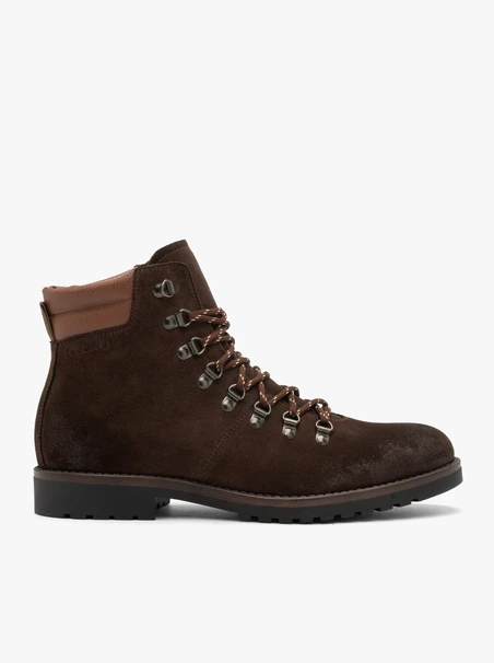 Braune Stiefel aus Leder und Velours