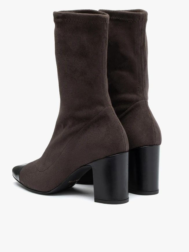 Braune Stiefel mit elastischen Sohlen und schwarzer Zehenkappe