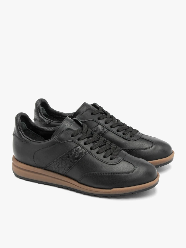 Schwarze Sporthalbschuhe