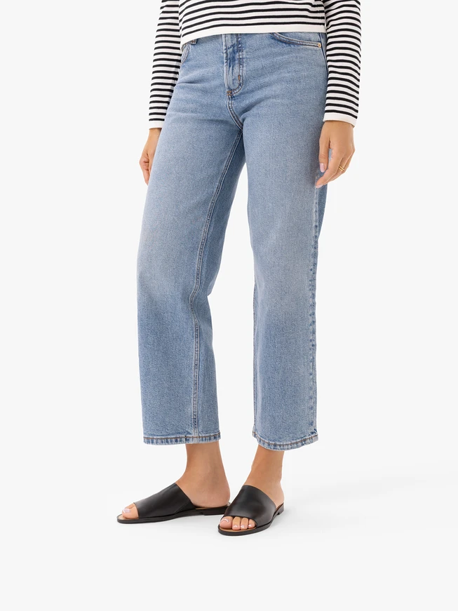 Schwarze minimalistische Flip-Flops aus genarbtem Leder