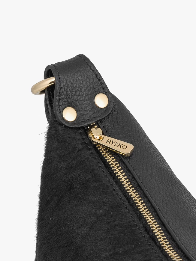 Schwarze Ledertasche mit Borsten