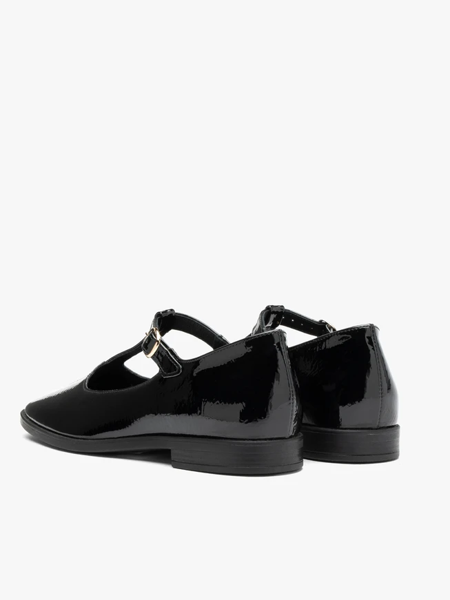Schwarz lackierte T-Bar-Ballerinas