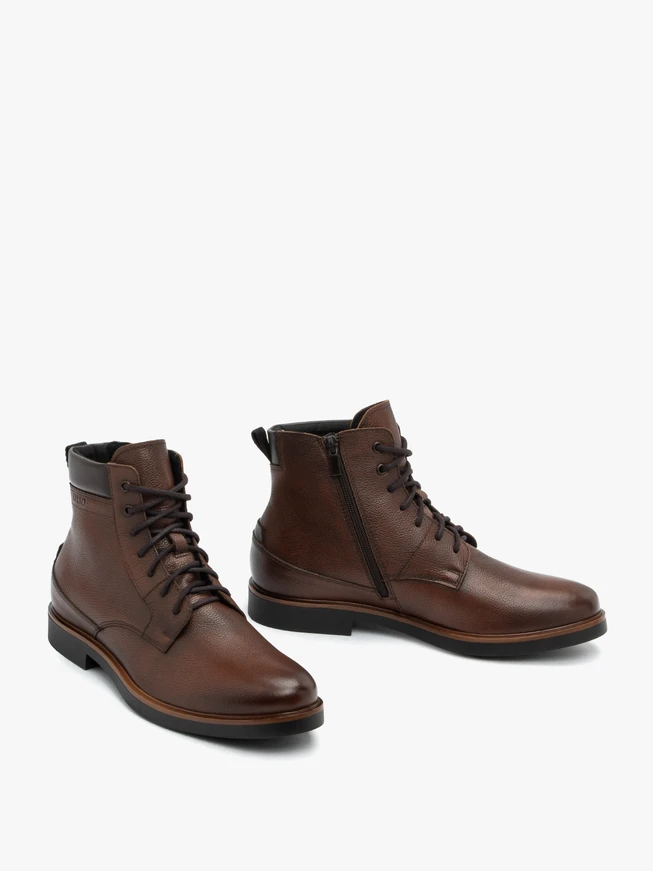 Braune isolierte Stiefel