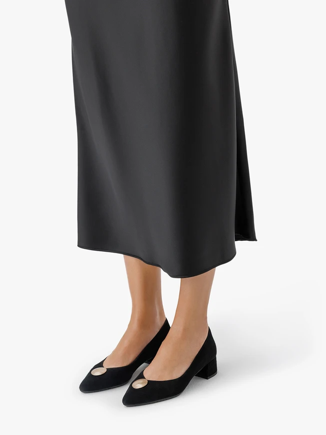 Schwarze Velours-Pumps mit Verzierung am unteren Schaft