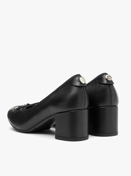 Schwarze Pumps mit Schleifenabsatz Blockabsatz