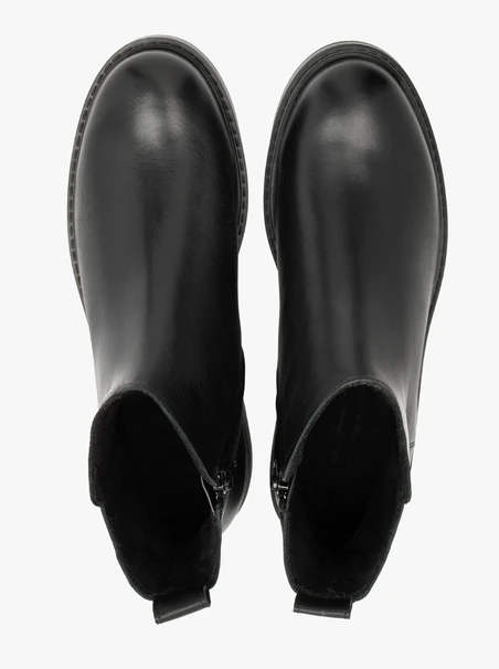 Schwarz genarbte Lederstiefel