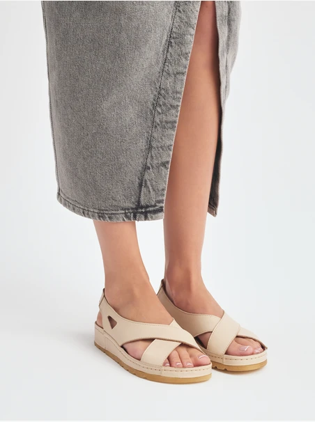 Cremefarbene Damensandalen mit dickerem Boden