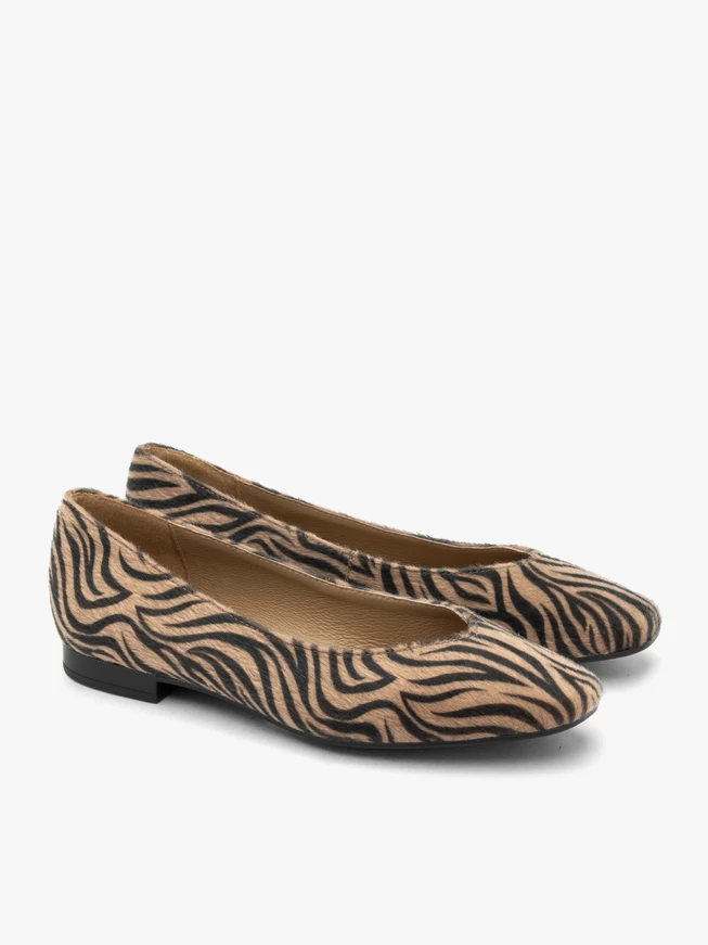 Beigefarbene und schwarze Ballerinas mit Tiermotiv