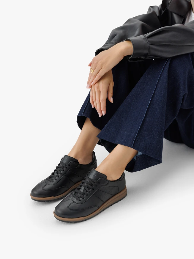 Schwarze Sporthalbschuhe