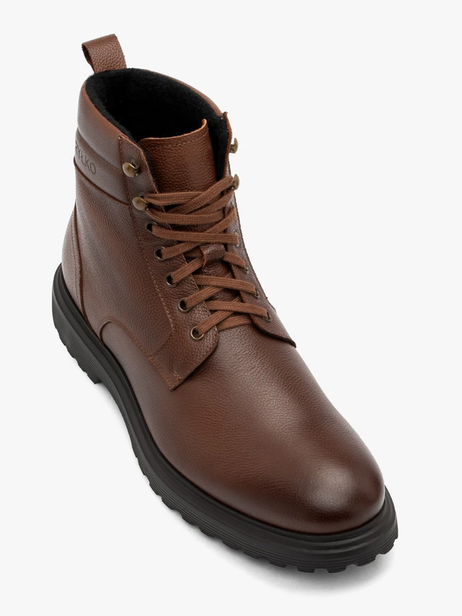 Braune isolierte Stiefel