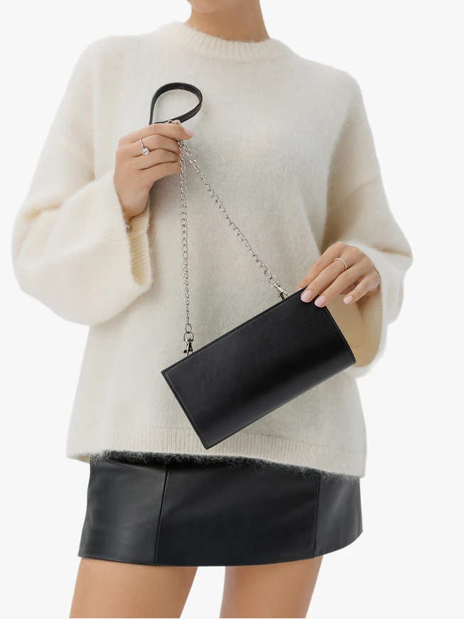 Schwarze Clutch Bag mit Kette