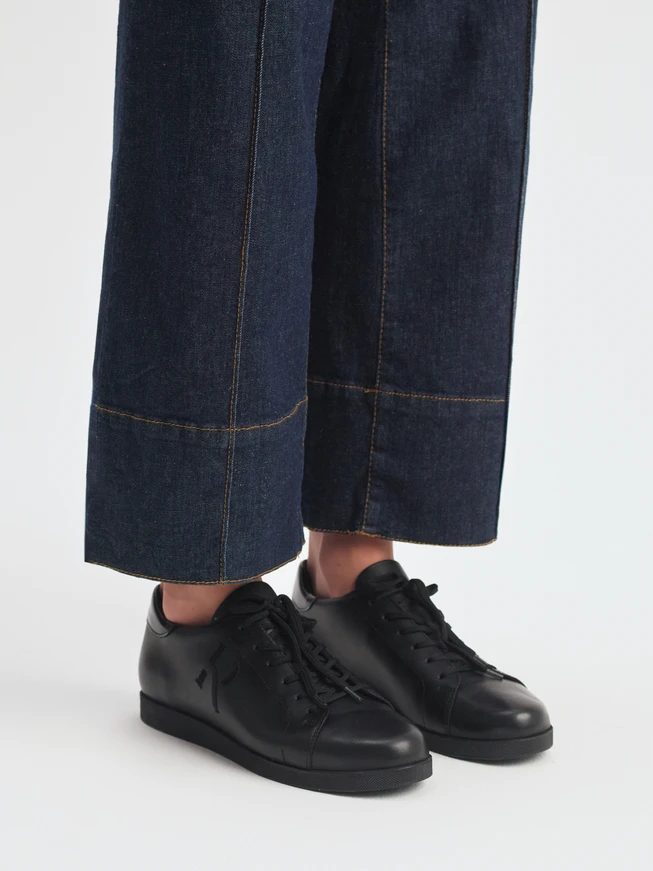 Schwarze Turnschuhe aus genarbtem Leder