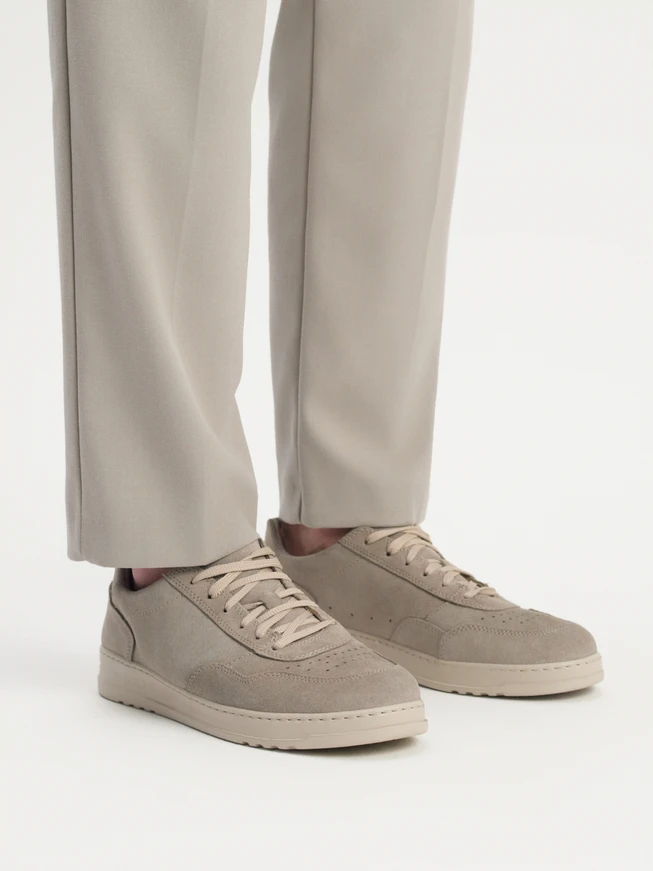 Leichte olivfarbene Herrenstiefel mit mittlerem Schaft