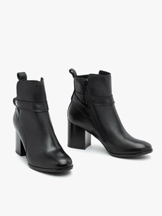 Schwarze Stiletto-Stiefel mit Riemen