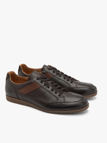 Braune Sporthalbschuhe