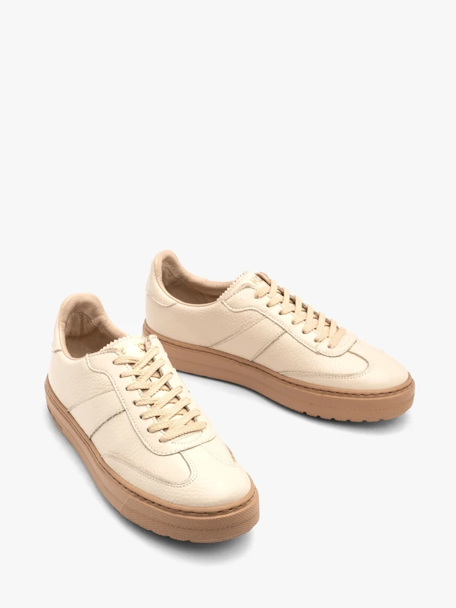Cremefarbene Sporthalbschuhe mit dunkelbeiger Sohle