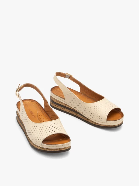 Cremefarbene Damen Plateausandalen