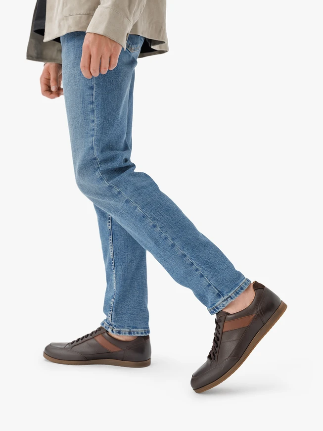Braune Sporthalbschuhe