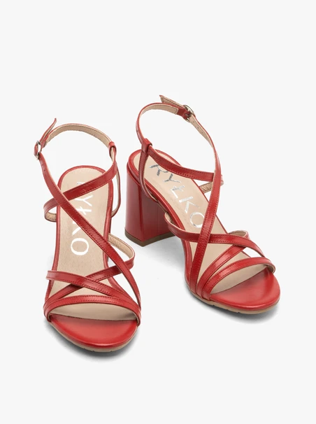 Rote Damensandalen mit kräftigem Absatz
