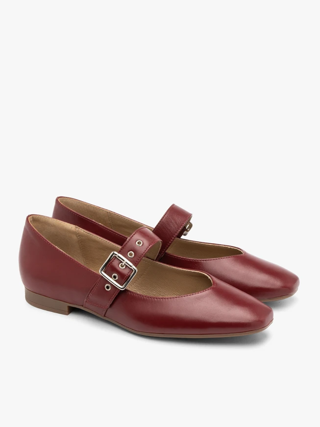 Kastanienbraune Ballerinas mit silberner Schnalle