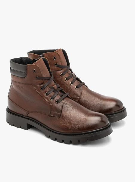 Braune isolierte Stiefel