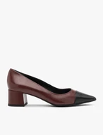 Kastanienbraune Pumps mit schwarzer Zehenkappe
